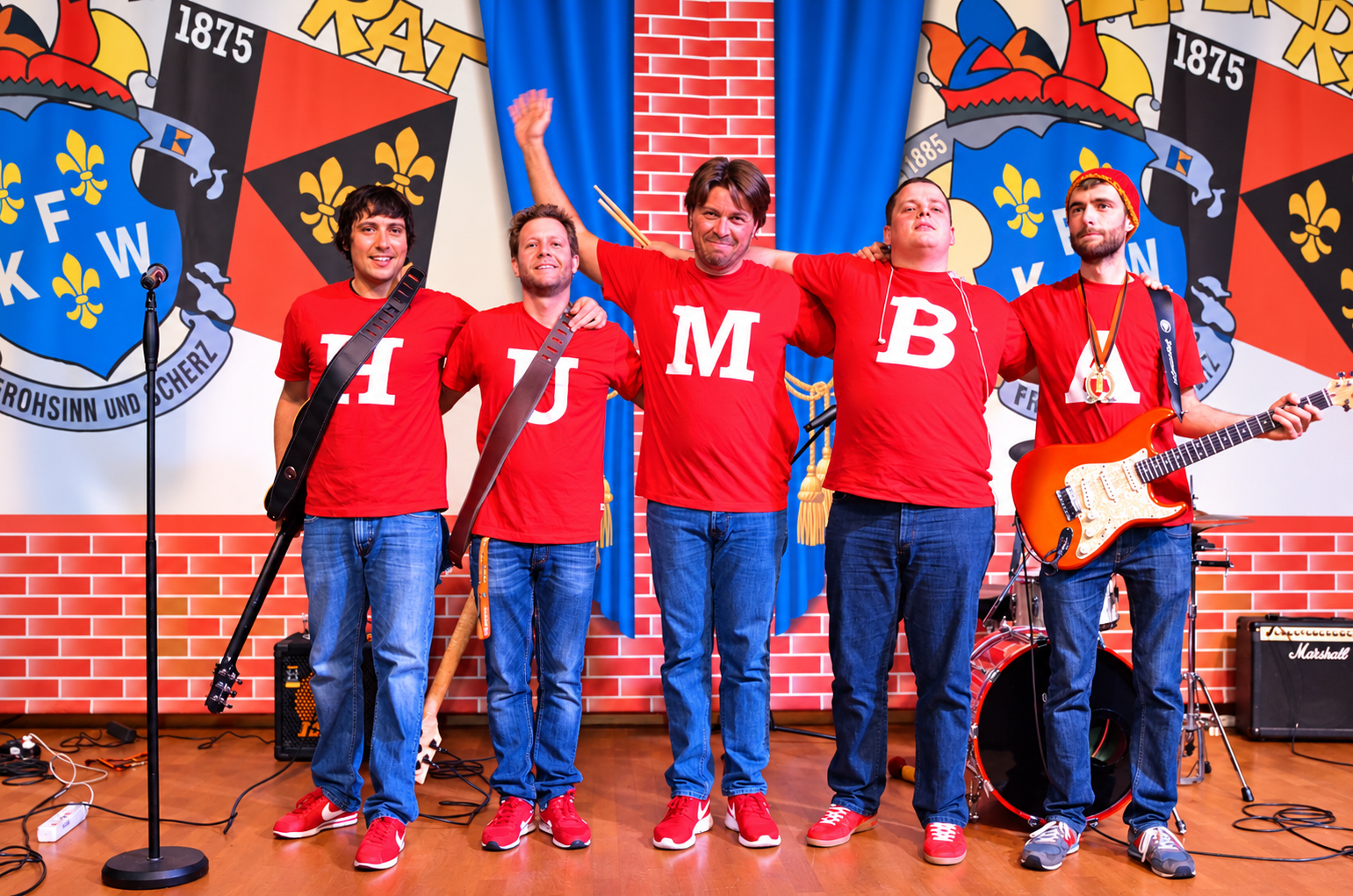 HUMBA Band vor farbenfroher Karnevalskulisse